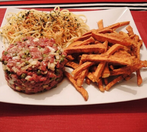 Tartare de bœuf et salade de pâtes au basilic